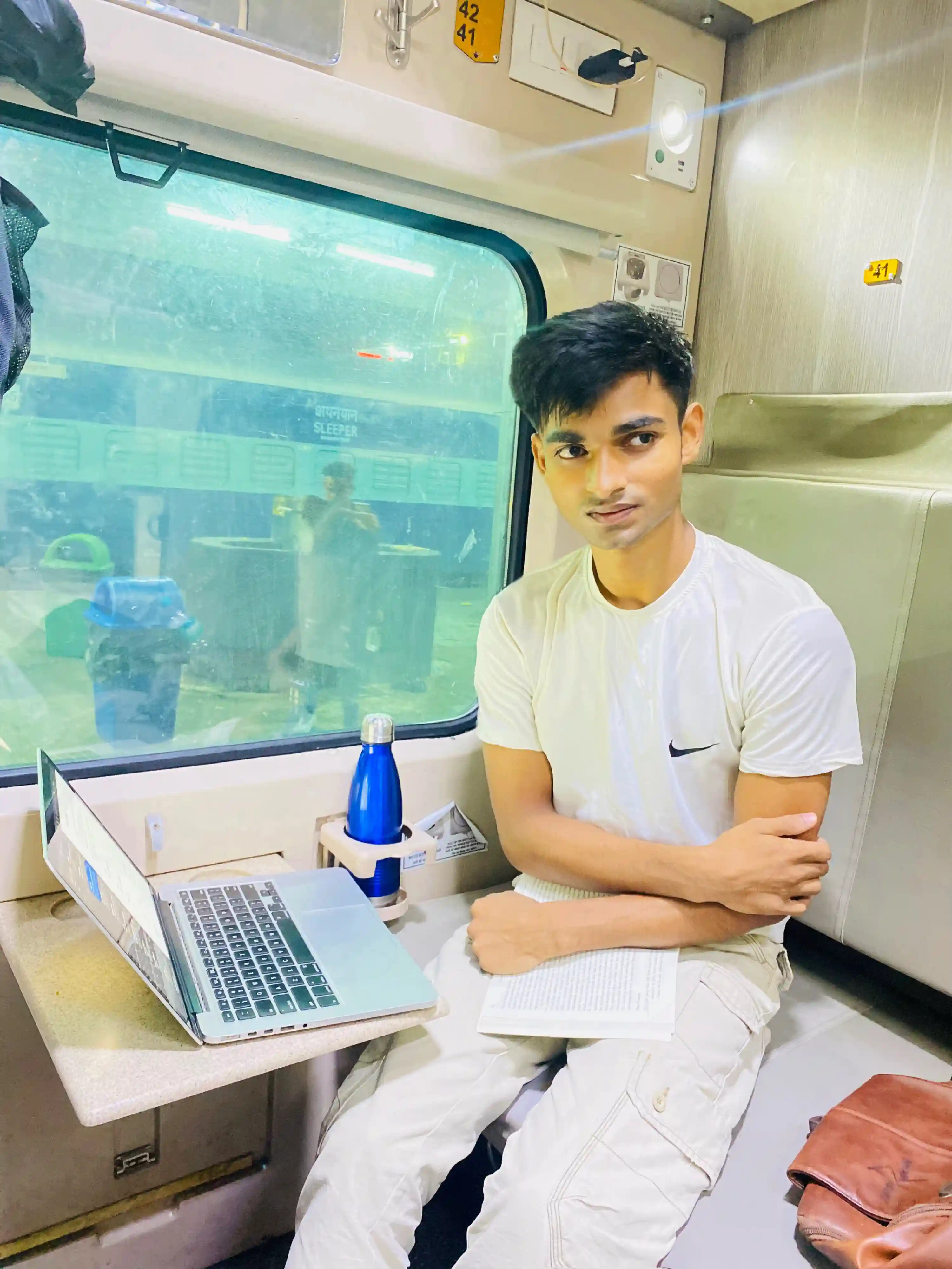 Zeesu Royalist traveling and reading